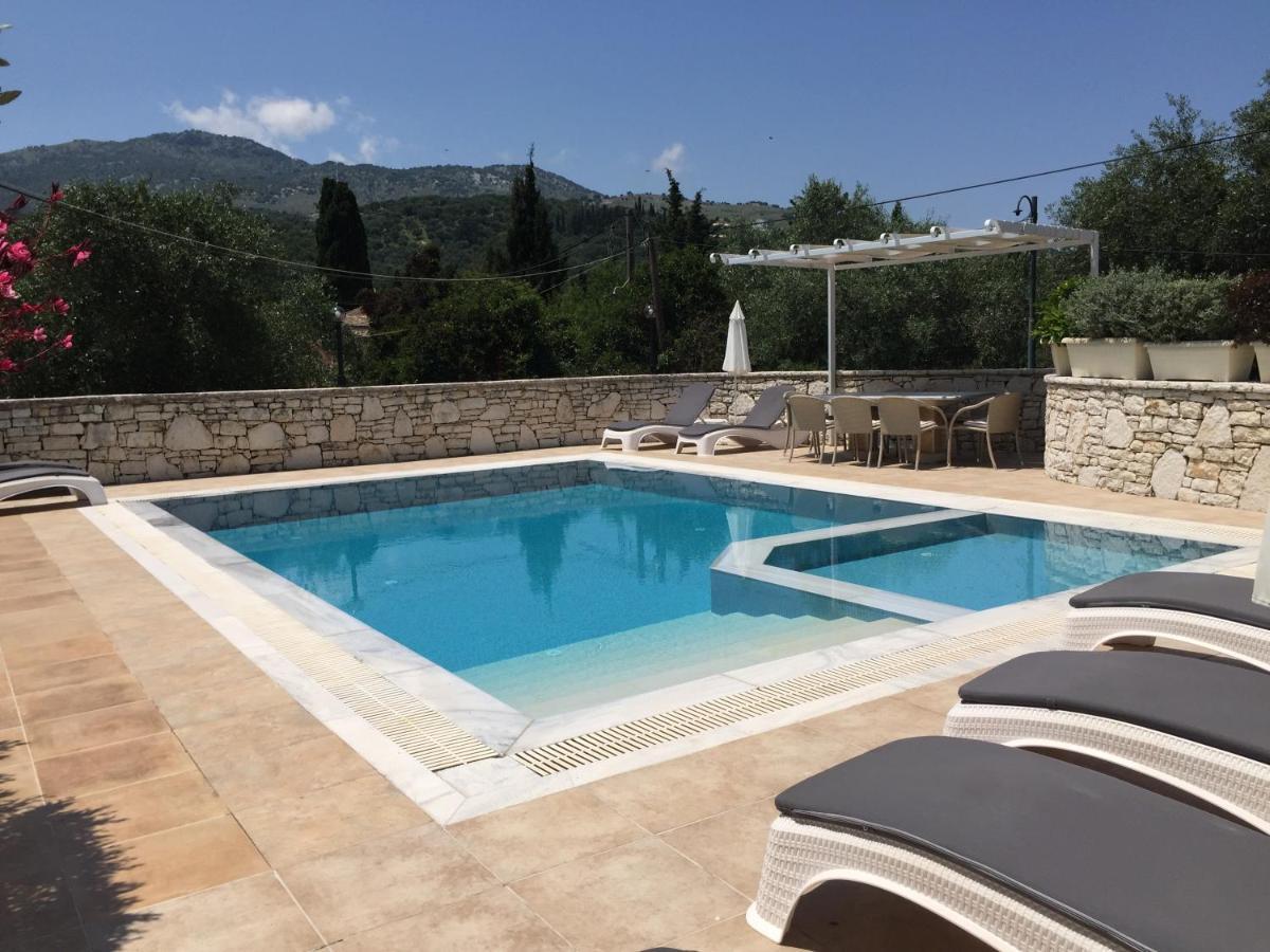 Villa Petrino - Central Flat Location Within Kassiopi. Sleeps 8 Экстерьер фото