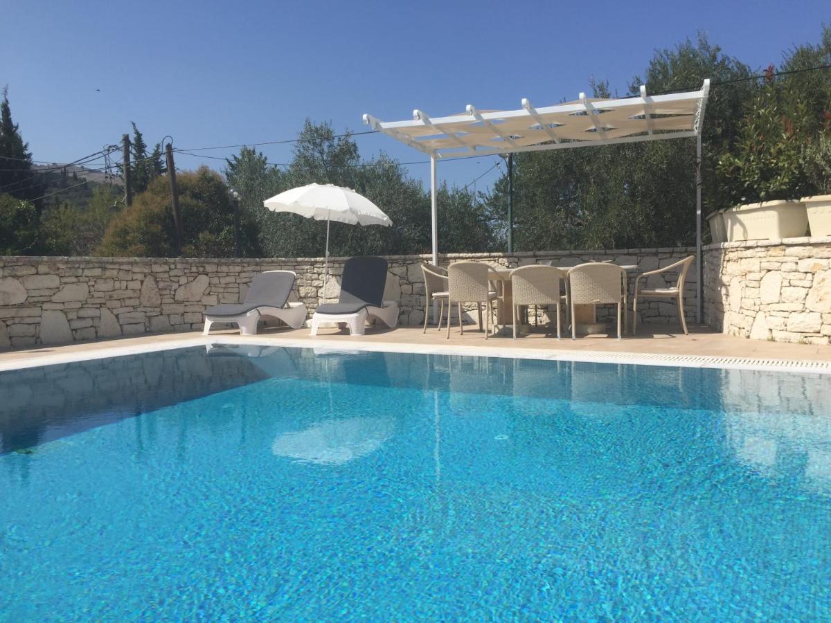 Villa Petrino - Central Flat Location Within Kassiopi. Sleeps 8 Экстерьер фото