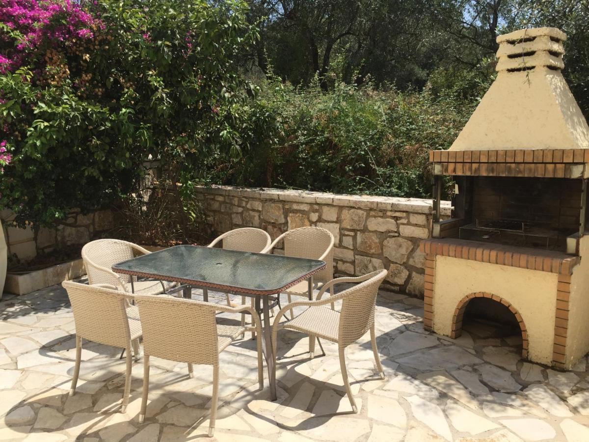 Villa Petrino - Central Flat Location Within Kassiopi. Sleeps 8 Экстерьер фото