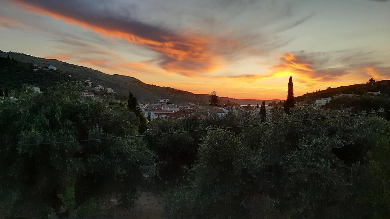 Villa Petrino - Central Flat Location Within Kassiopi. Sleeps 8 Экстерьер фото