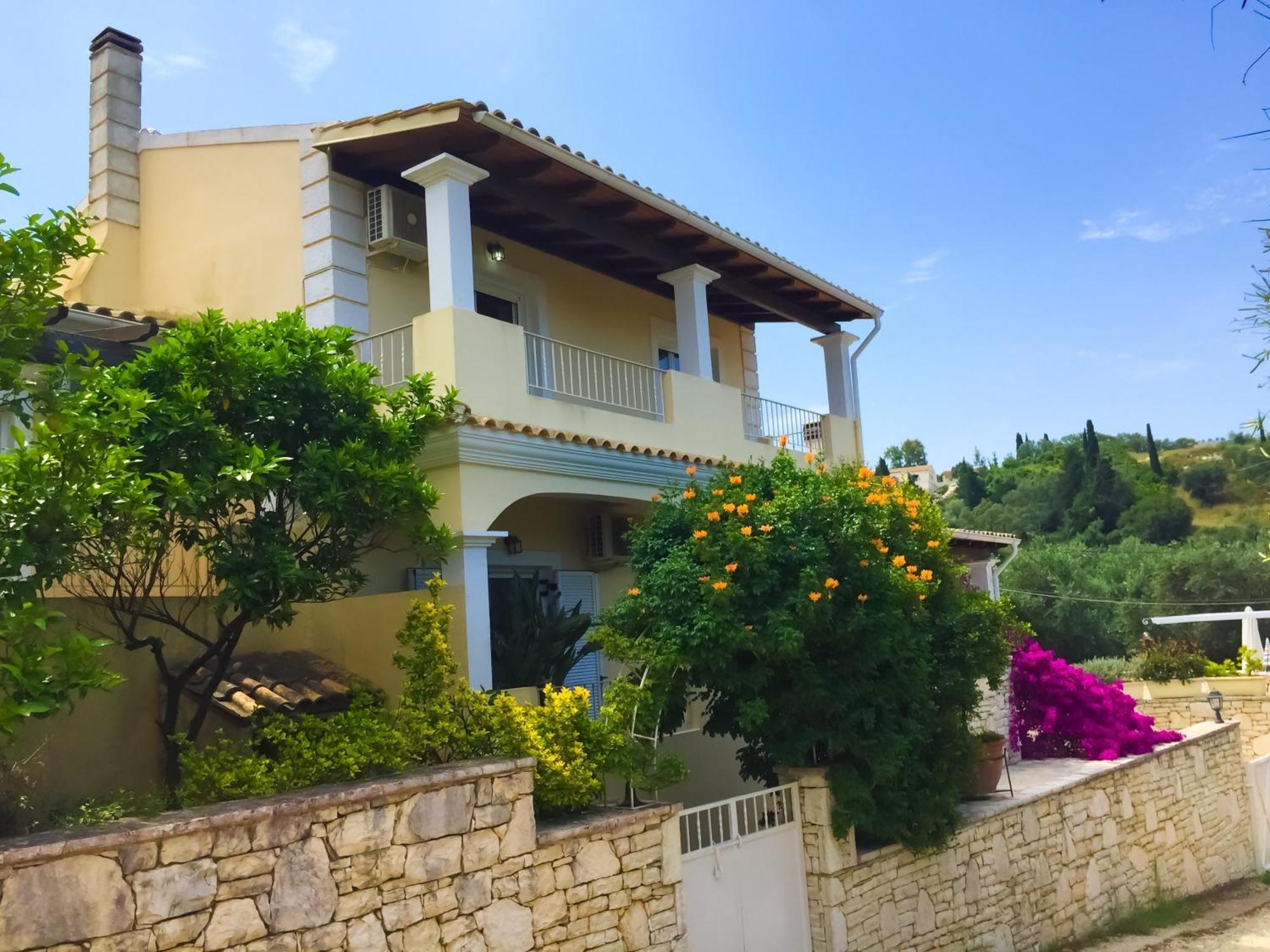 Villa Petrino - Central Flat Location Within Kassiopi. Sleeps 8 Экстерьер фото